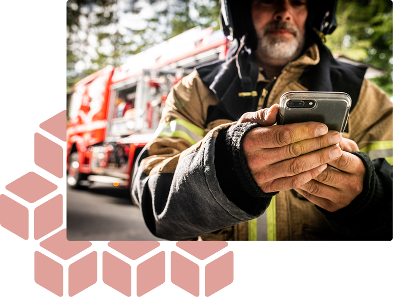 brandweerman met smartphone